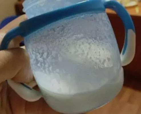 冲奶挂壁等于奶粉质量不好?奶粉可不背锅! 冲奶挂壁等于奶粉质量不好?奶粉可不背锅!