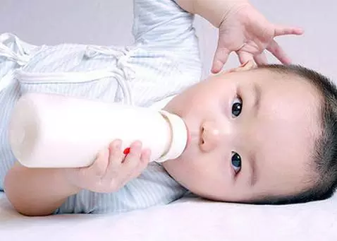 给宝宝喝羊奶粉有效预防便秘 给宝宝喝羊奶粉有效预防便秘